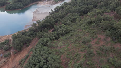 Los-Ríos-De-Montaña-Desembocan-En-Un-Lago-Verde-Cerca-Del-Campamento-De-Trabajadores-En-El-Centro-De-Vietnam.