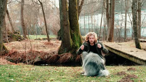 un lobo spitz y su amigo