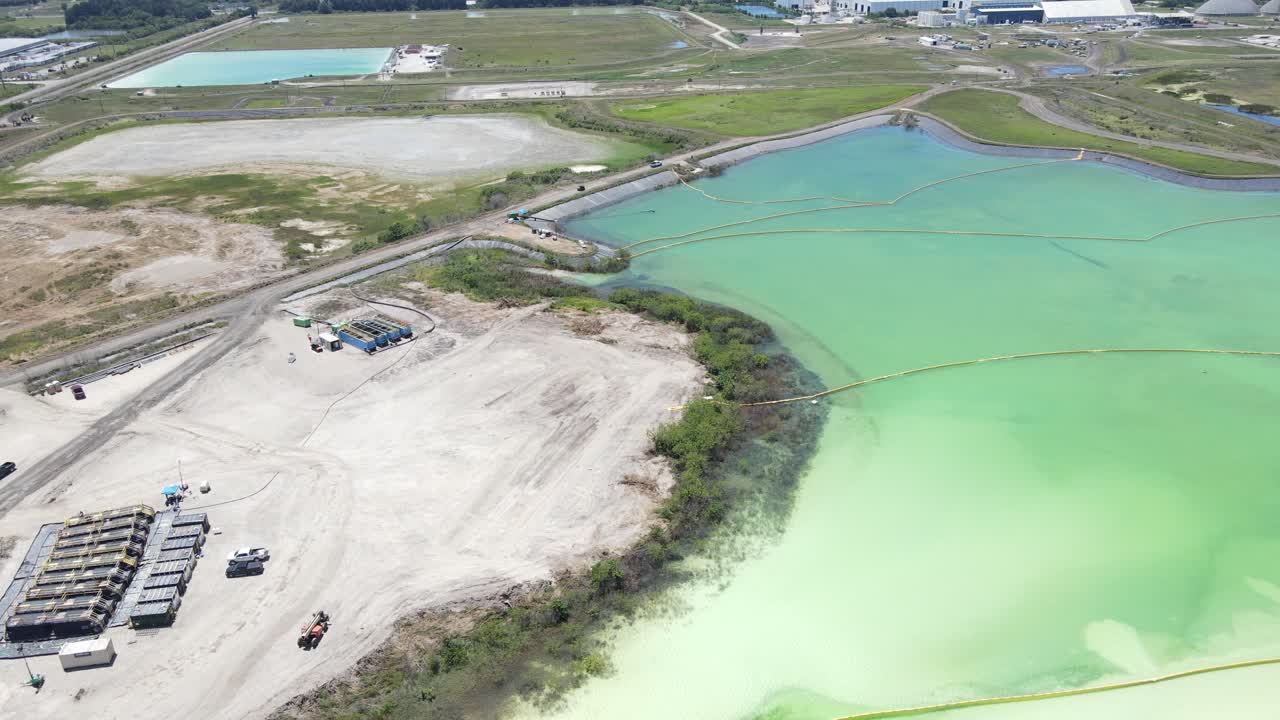 antena en órbita de una gran piscina de fosfato en piney point, florida