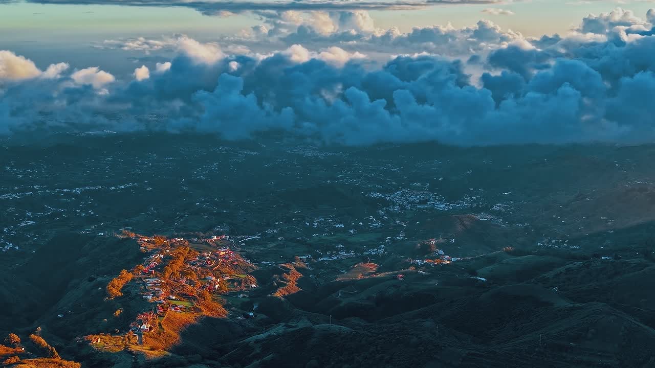 Vista aerea di Gran Canaria in Spagna durante il tramonto con nuvole