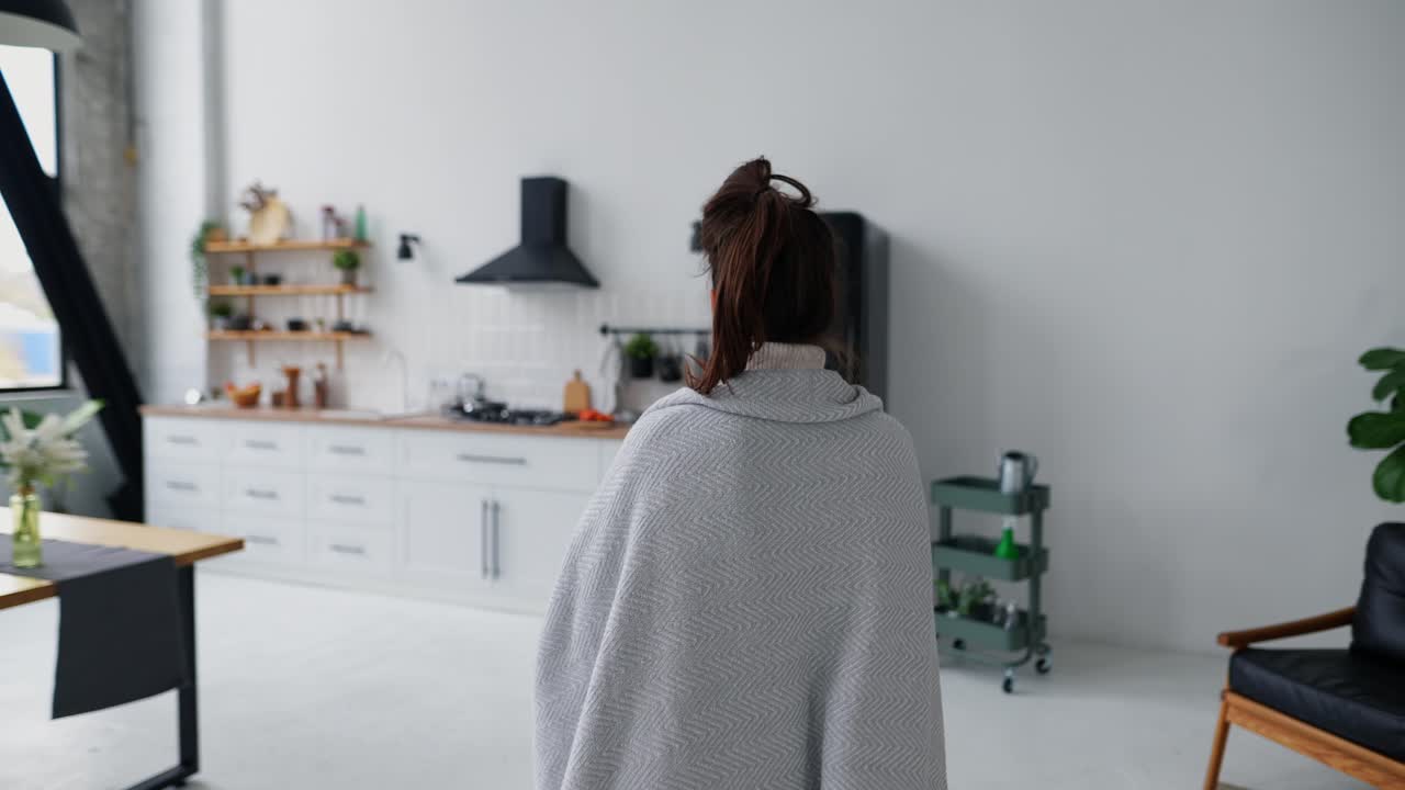 담요 를 가진 부 에 있는 여자