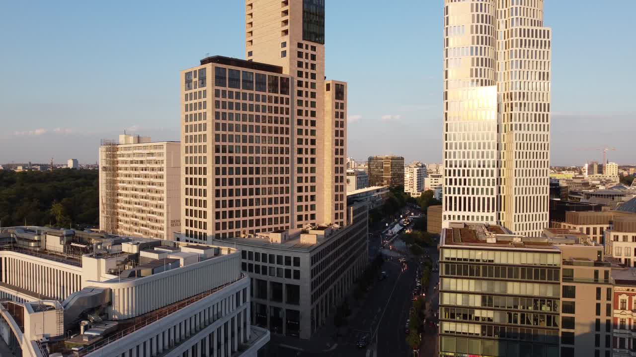 el sol se refleja en las ventanas del rascacielos