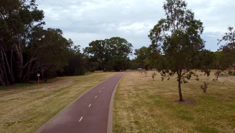 sendero para ciclistas y peatones en el valle de los cisnes en viveash, australia occidental, australia