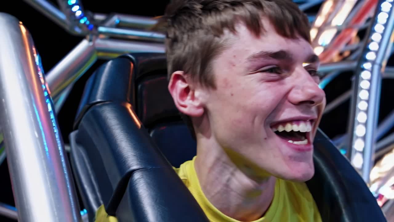 un adolescente disfrutando de un paseo en montaña rusa