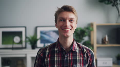 retrato de un hombre feliz