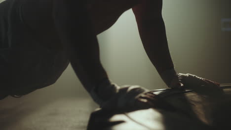 een man die push-ups doet in een sportschool.