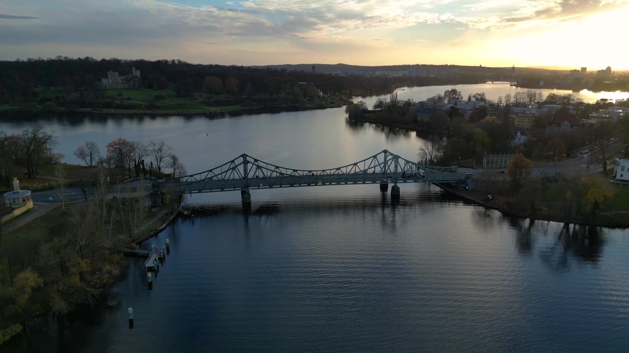 Ponte di Glienicke in autunno, che collega Potsdam e Berlino sul fiume Havel, Germania. Splendida ripresa aerea con drone in fase di discesa.