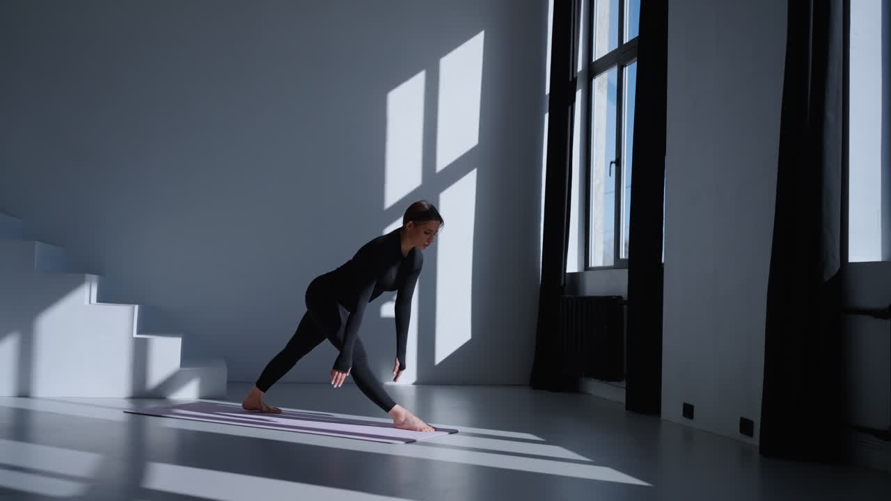 Donna che fa stretching in posizione yoga