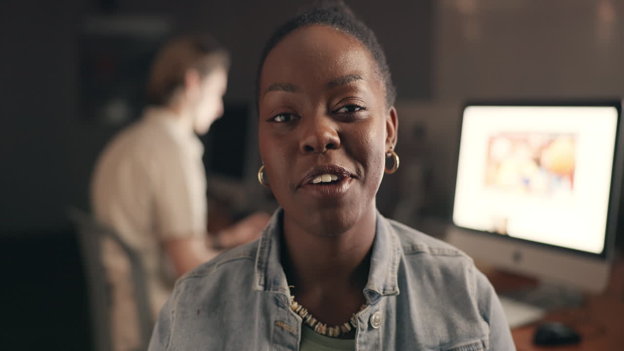 창의적인 사무실에서 컴퓨터에 있는 여자