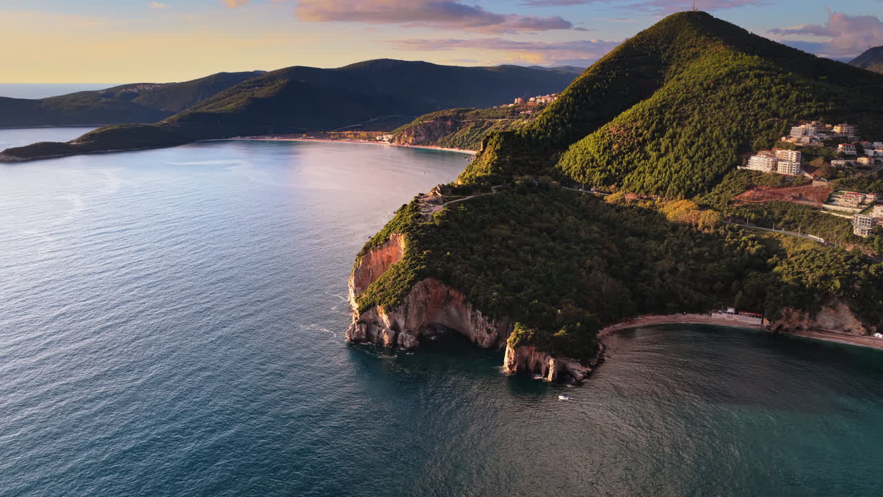 Vista aerea da drone della zona di Mogren o Slovenska Plaza, che mostra una penisola rocciosa che si protende nel mare. Montenegro