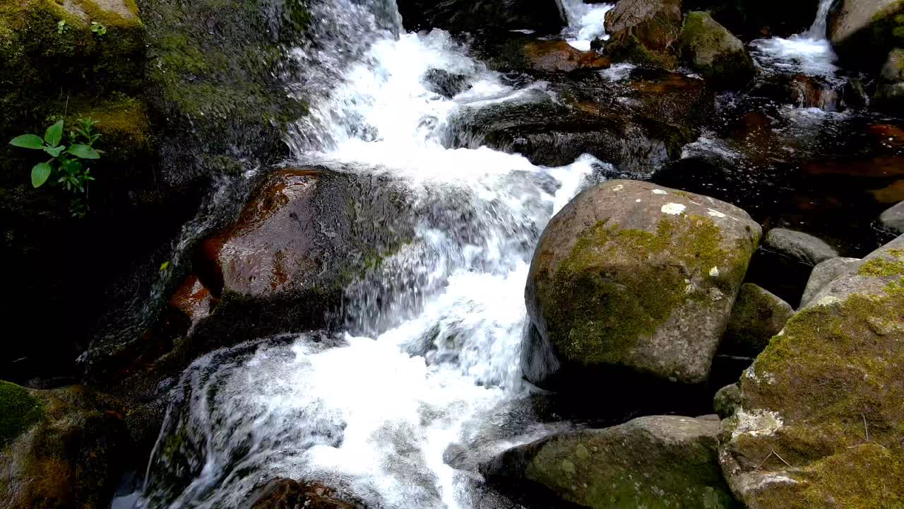 agua que fluye y cae en cascada sobre rocas en las cascadas de fervenza do toxa