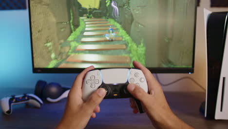 Junge,-Der-Seinen-Ps5-controller-Aufhebt,-Um-Nachts-Auf-Seiner-Playstation-5-In-Einem-Rgb-led-raum-Zu-Spielen,-Pov-medium