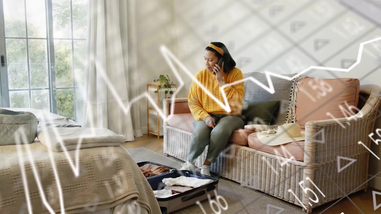 Donna che prepara la valigia e piega i vestiti per un viaggio, con grafici finanziari sovrapposti, monitoraggio e chiamate.