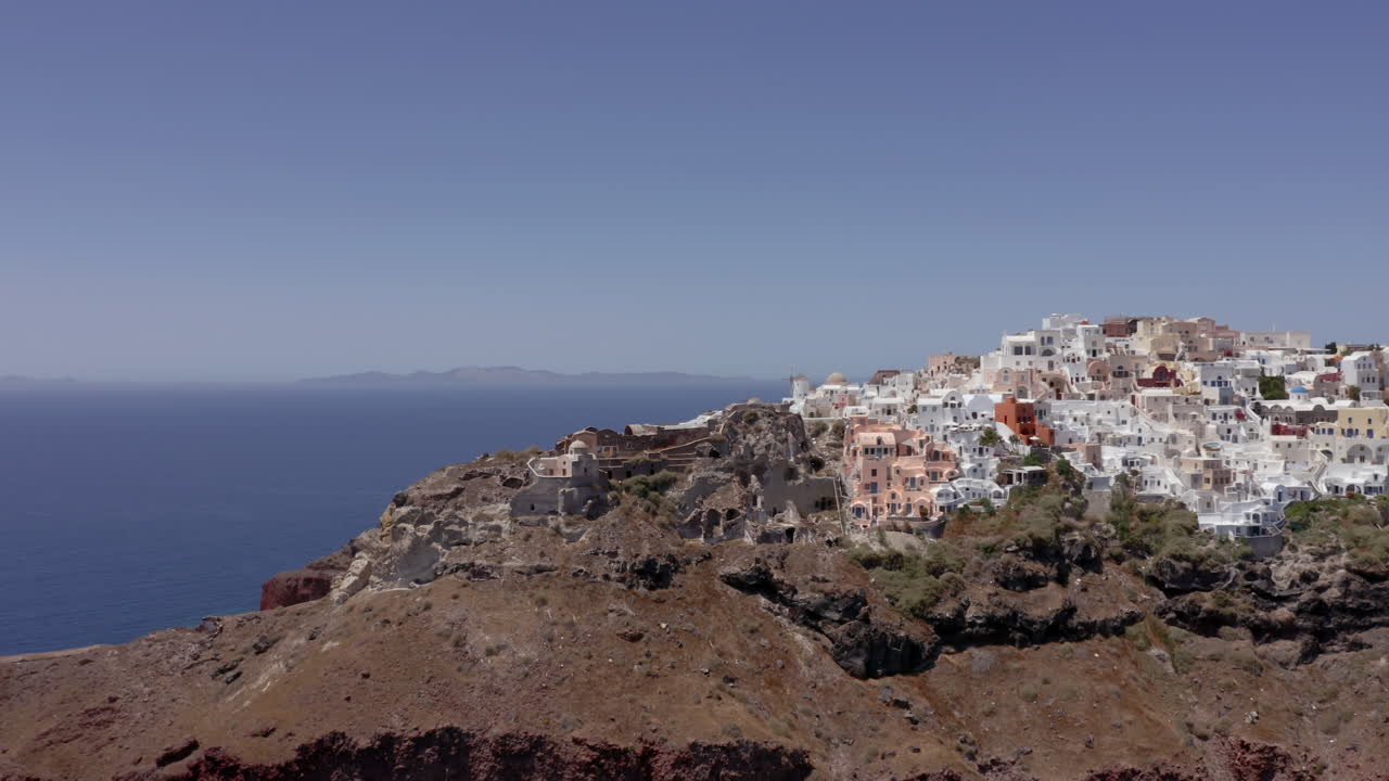 vista panorámica aérea de oia en santorini, grecia con cielo despejado