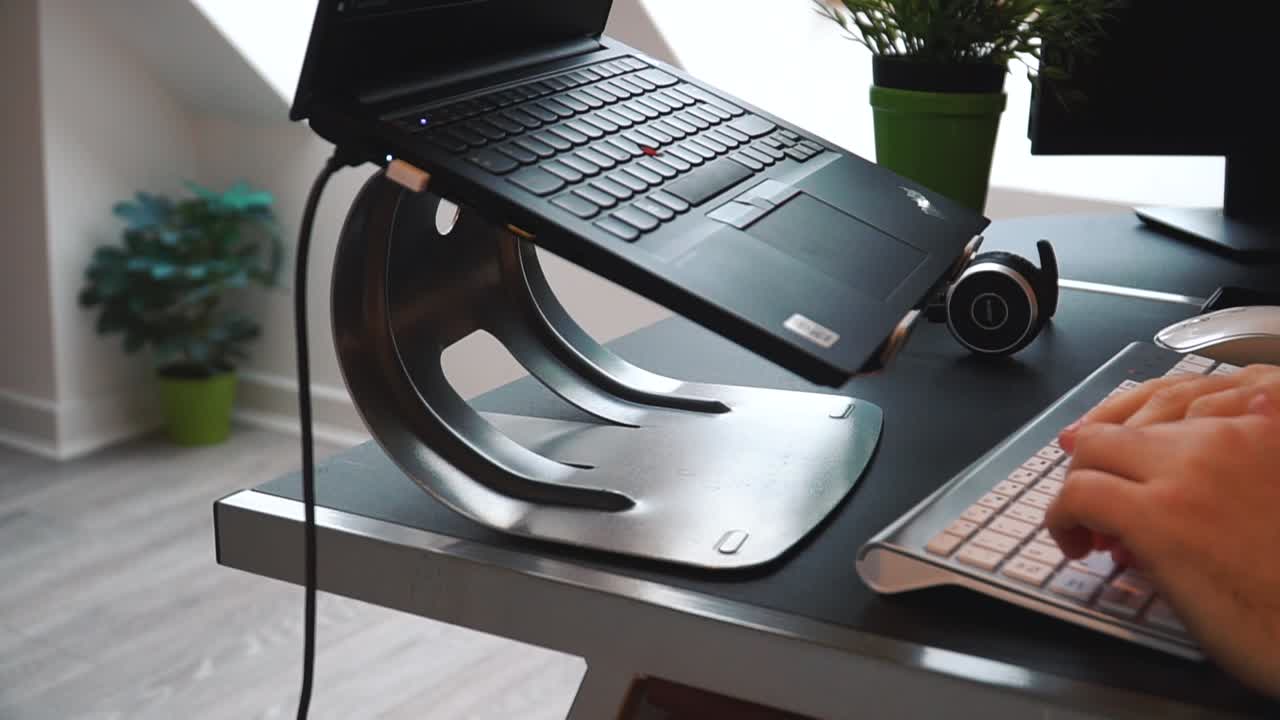 trabajar desde casa en una computadora portátil en un día lluvioso durante la pandemia global