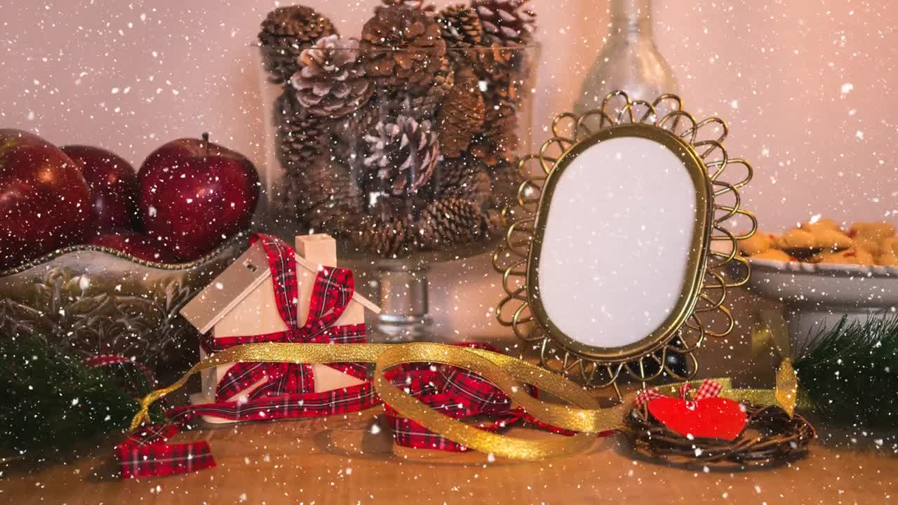 Neve caindo com decorações de Natal