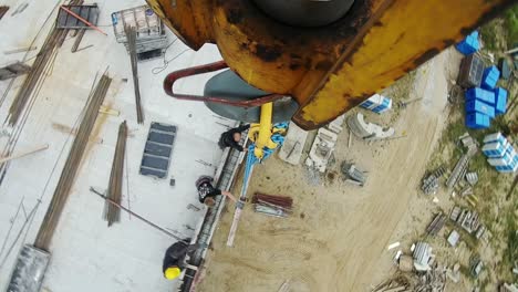 los trabajadores de la construcción están instalando un elemento de gancho en el sitio de construcción