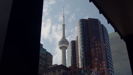cn tower im zentrum von toronto, kanada, totalaufnahme des cn tower