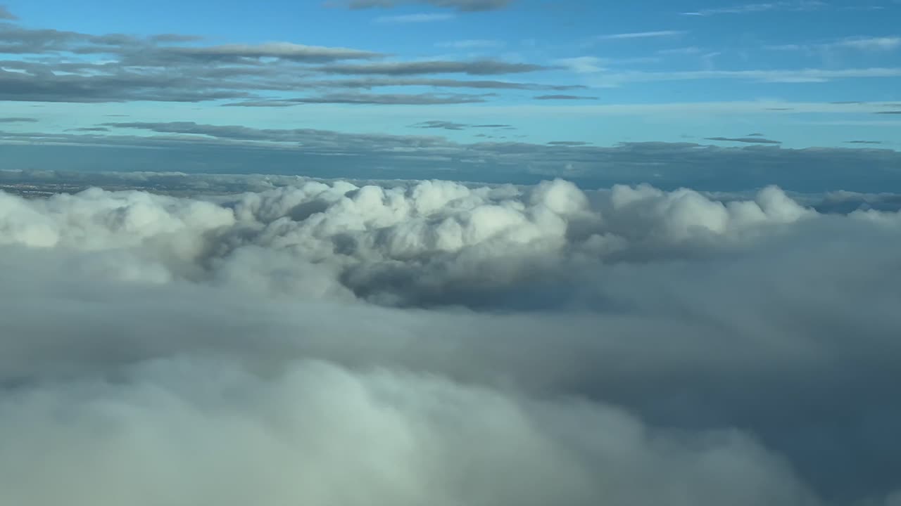 pov volando sobre las nubes con la ciudad de madrid en la parte de atrás