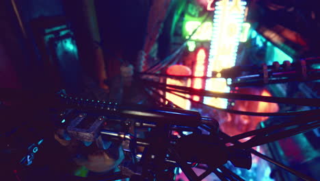 paisaje urbano cyberpunk con luces de neón