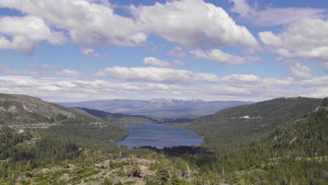 Timelapse-De-4k-Del-Lago-Donner-En-Truckee,-El-Norte-De-California,-Cerca-Del-Lago-Tahoe,-Con-Nubes-Que-Pasan-Por-Encima-Y-árboles-Que-Rodean-El-Lago-Azul