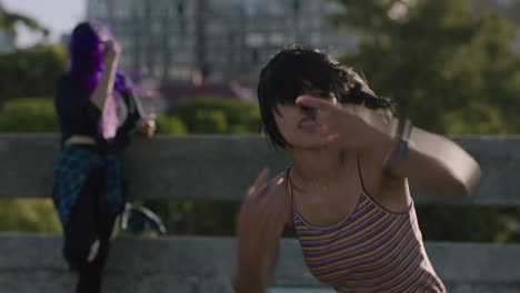 mujer bailarina joven bailarina hispana de hip hop en la ciudad realizando movimientos contemporáneos amigos viendo disfrutando de la danza freestyle urbana niñas multiétnicas relajándose practicando en la calle de cerca
