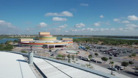 vista de avión no tripulado del centro cultural de reynosa en un hermoso día con un cielo azul