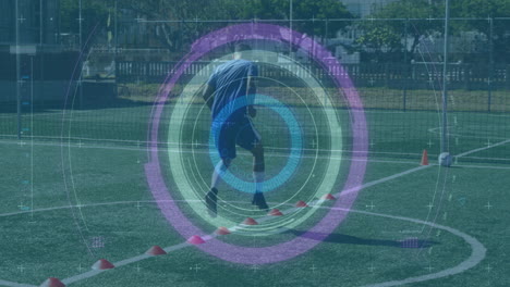 escáner de alcance redondo de neón contra el entrenamiento del jugador de fútbol masculino en el campo de césped