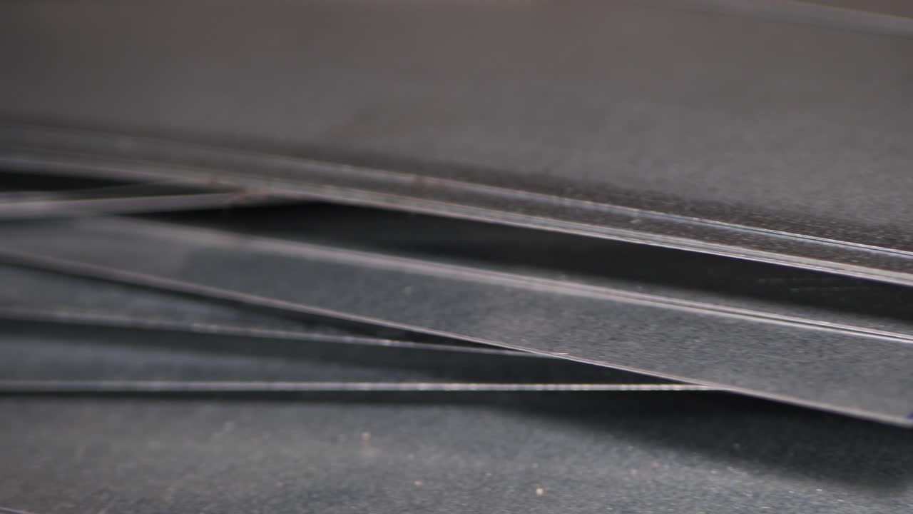 금속 가공을 위해 더미에 쌓인 얇은 아연 도금 판금