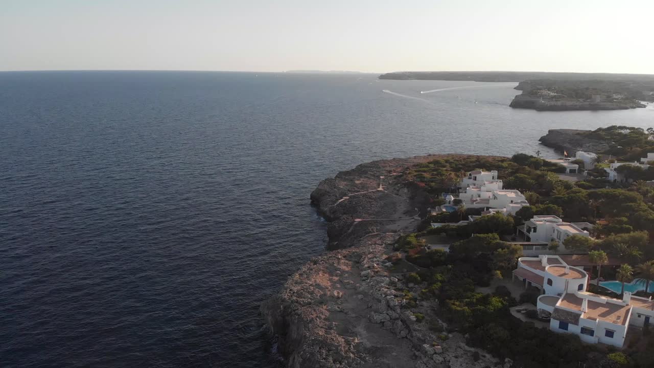 vista aérea de la costa de la isla de mallorca sobre acantilados y casas con piscina.