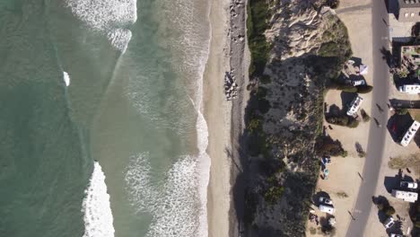 Un-Hermoso-Disparo-Aéreo-De-Drones,-Drones-Volando-A-Lo-Largo-De-Un-Carril-Bici-Hacia-La-Playa,-Playa-Estatal-De-Carlsbad---California