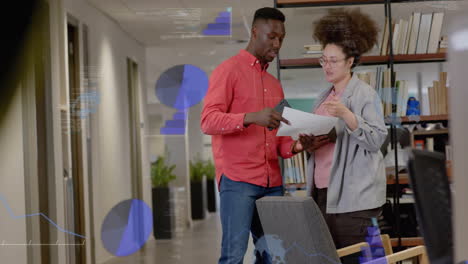 animación del procesamiento de datos sobre diversas personas de negocios en la oficina