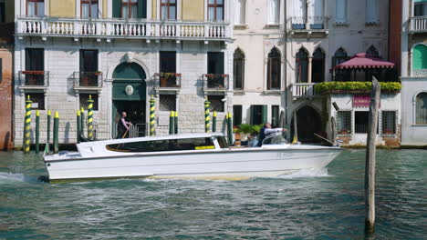 Boats-Sailing-Through-Grand-Canal-In-Venice,-Italy---wide