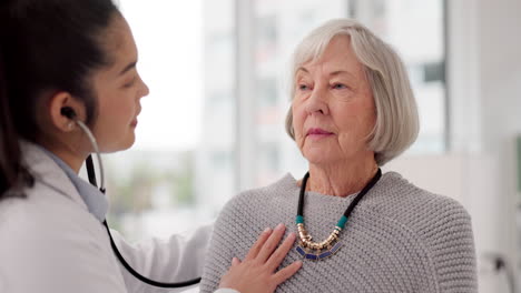mujer, médico y escuchando el latido del corazón del paciente