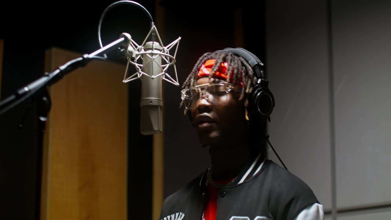 스튜디오에서 녹음하는 남자