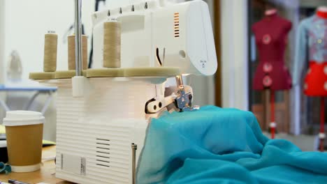 máquina de coser en el estudio de moda 4k