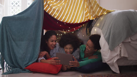 Una-Pareja-De-Lesbianas-De-Raza-Mixta-Y-Su-Hija-Usando-Una-Tableta-En-El-Campamento-De-Dormitorios