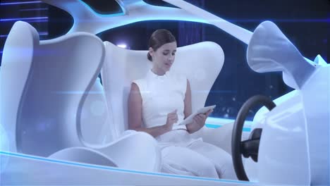 mujer usando una tableta digital en un coche con interiores blancos en modo piloto automático conduciendo a través de la ciudad
