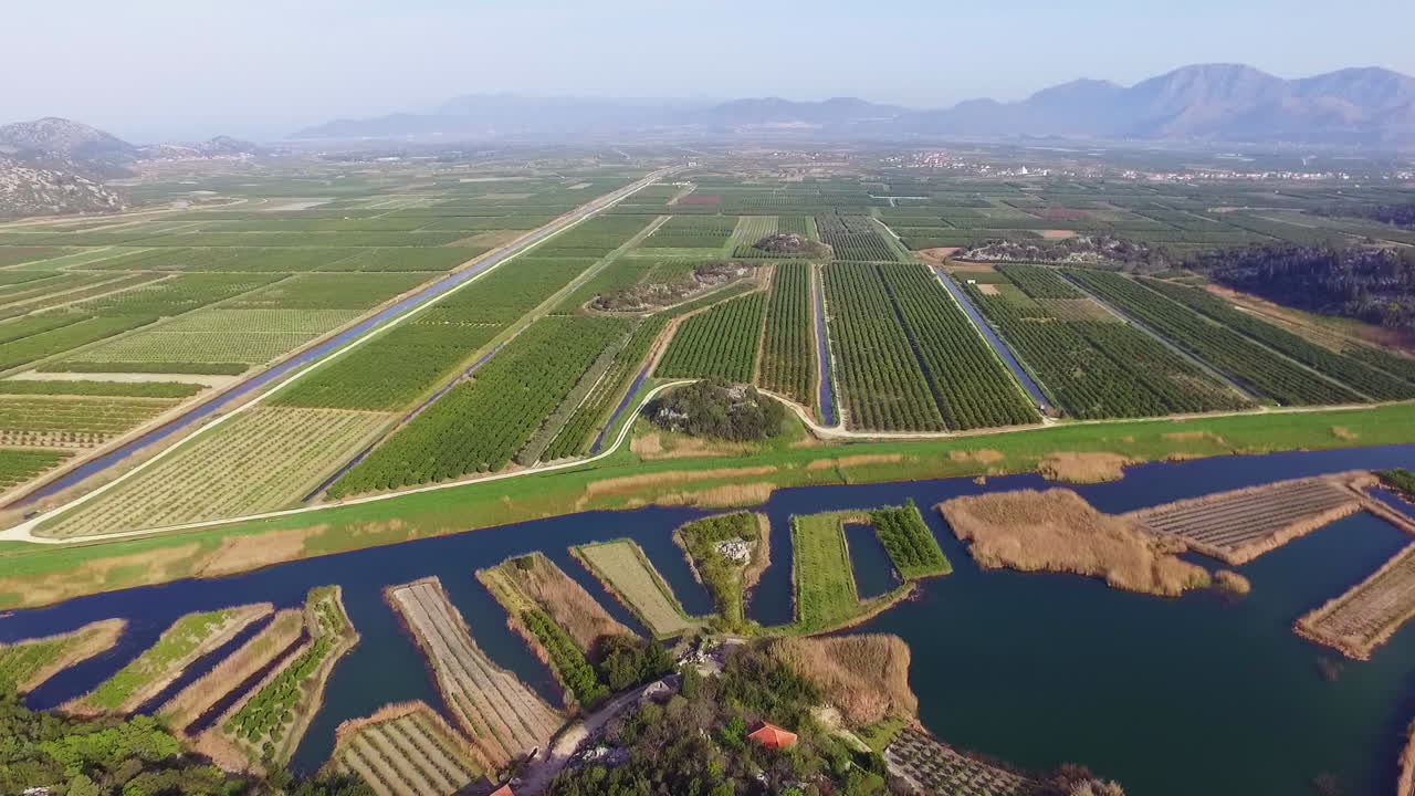 vuelo sobre zona agrícola en el delta del río neretva en croacia.