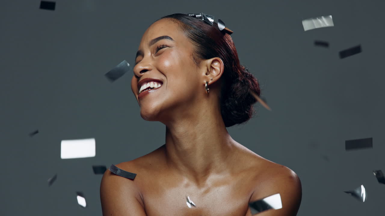 콘페티를 입은 행복한 여자