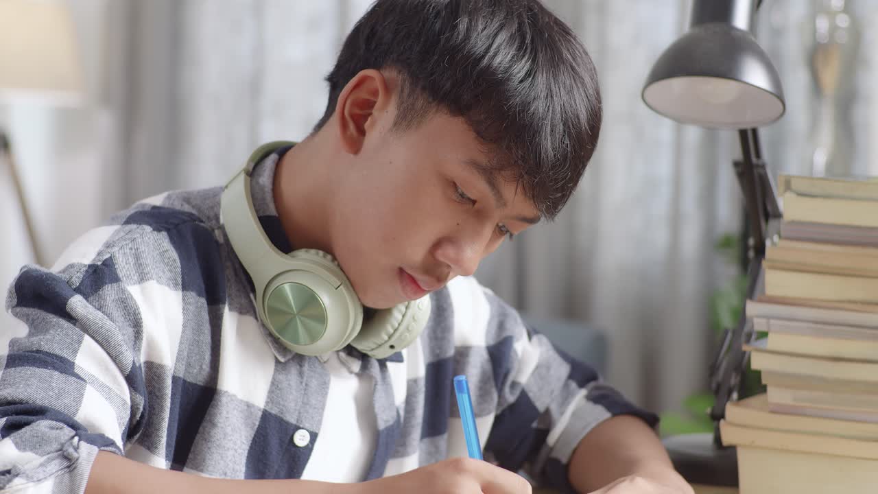 집에서 공부하는 십대 소년