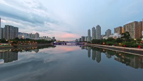 日落天空在水中的反射