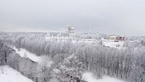 在雪覆蓋的冬季風景中,復活修道院的空中景色