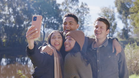 Amigos,-Selfie-Y-Signo-De-La-Paz-En-La-Naturaleza