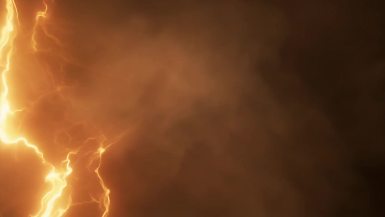 Fulmini dorati astratti e scie di luce in nuvole scure
