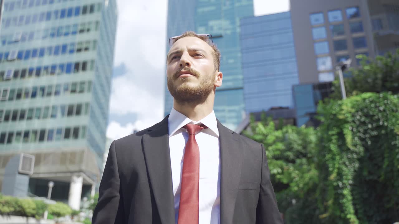 el hombre de negocios va a trabajar.