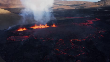 volcán de fisura fagradalsfjall en 2022 que cubre el valle en roca de basalto oscuro, campo de lava