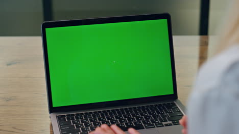 Businesswoman-hands-gesturing-mockup-laptop-in-office.-Lady-talking-at-videocall