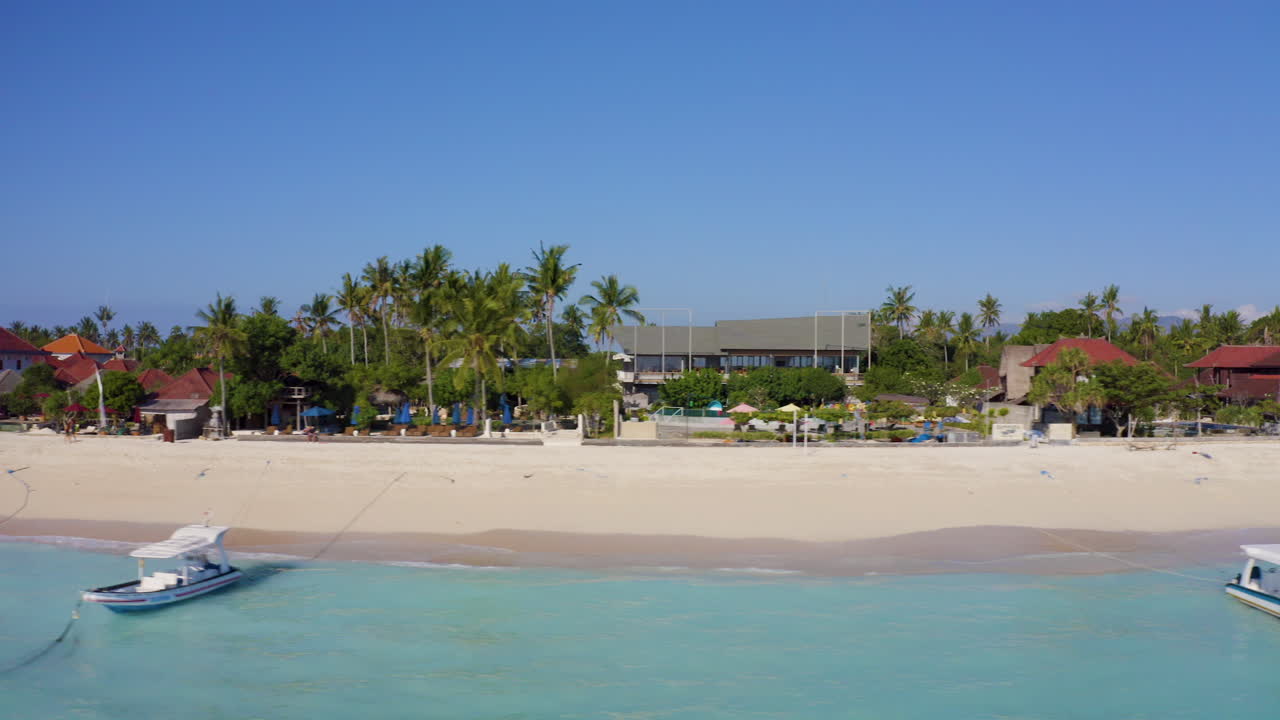 누사 렘보간의 4k 아름다운 발리 인도네시아 선셋 비치, 멋진 범선 영상, 청록색 바다색, 노란 모래