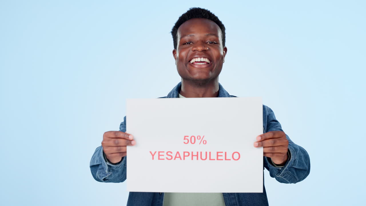 descuento, cartel y cara de hombre negro feliz